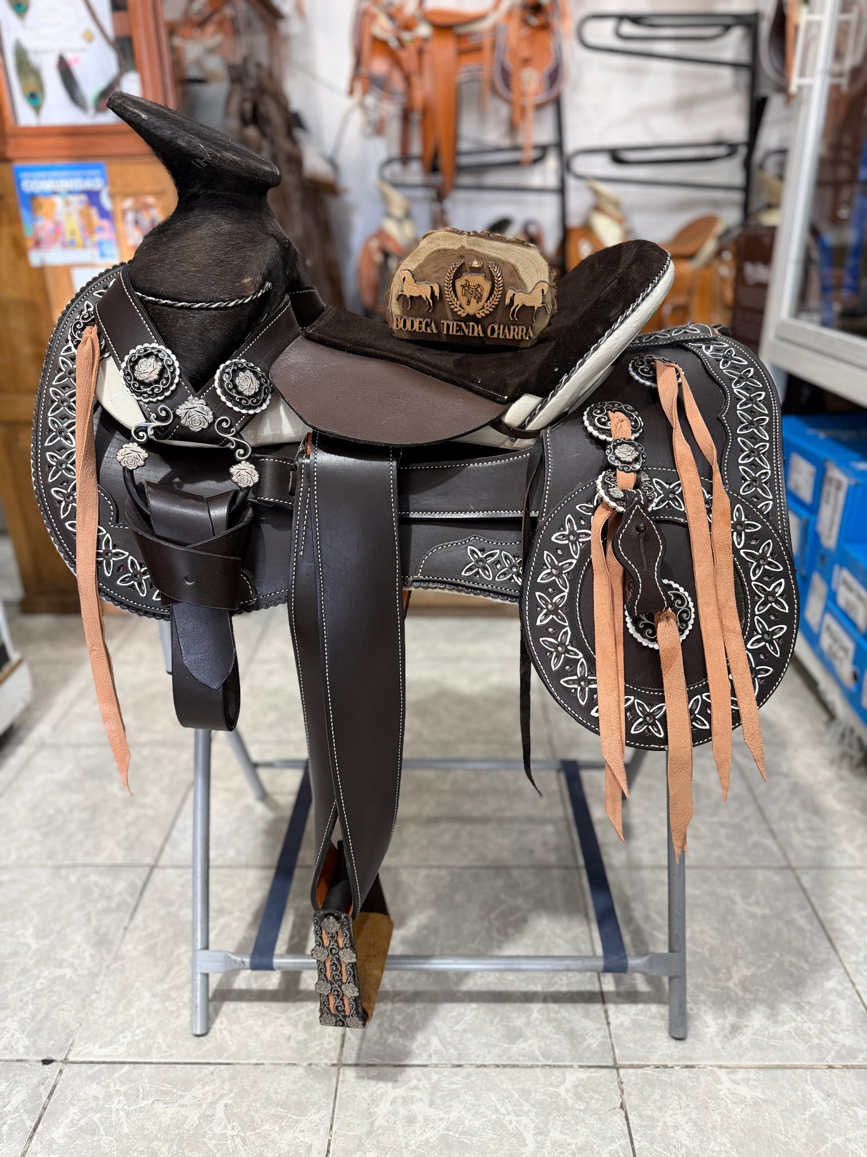 Montura Charra Cuero Americano con herraje pavonado