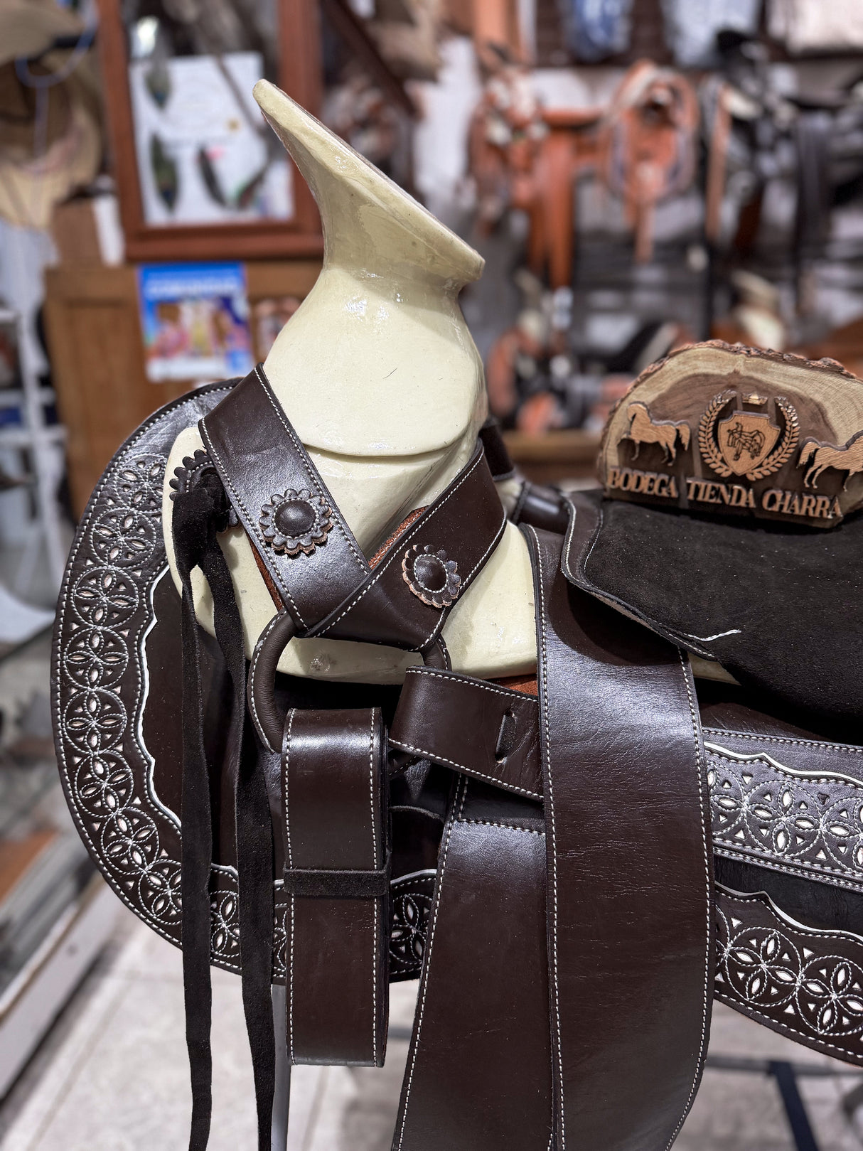 Montura Charra Colita de Pato con Cantinas Desmontables | Combinada | Diseño de Esferas (Copia)