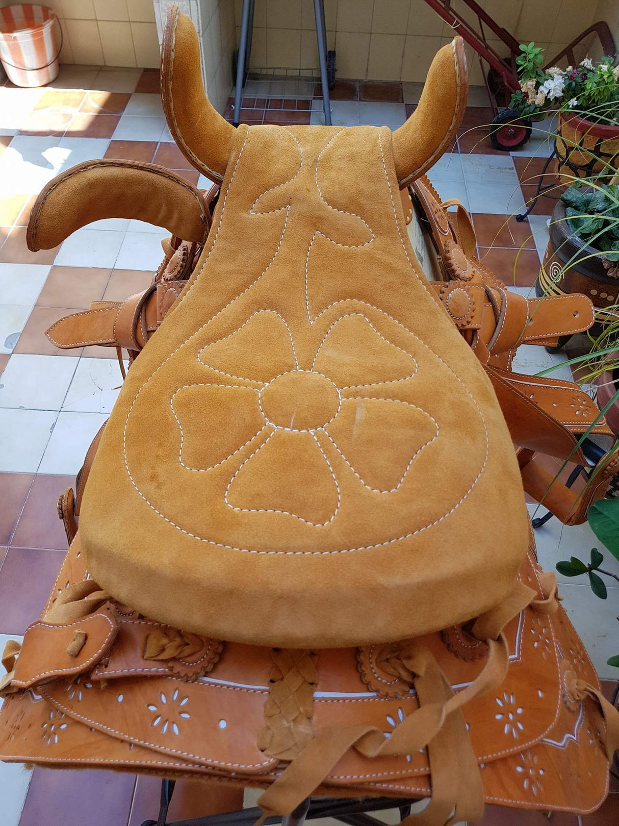 Albarda charra con cantina, adorno floreado color miel - Tiendacharra.com - Bodega Tienda Charra