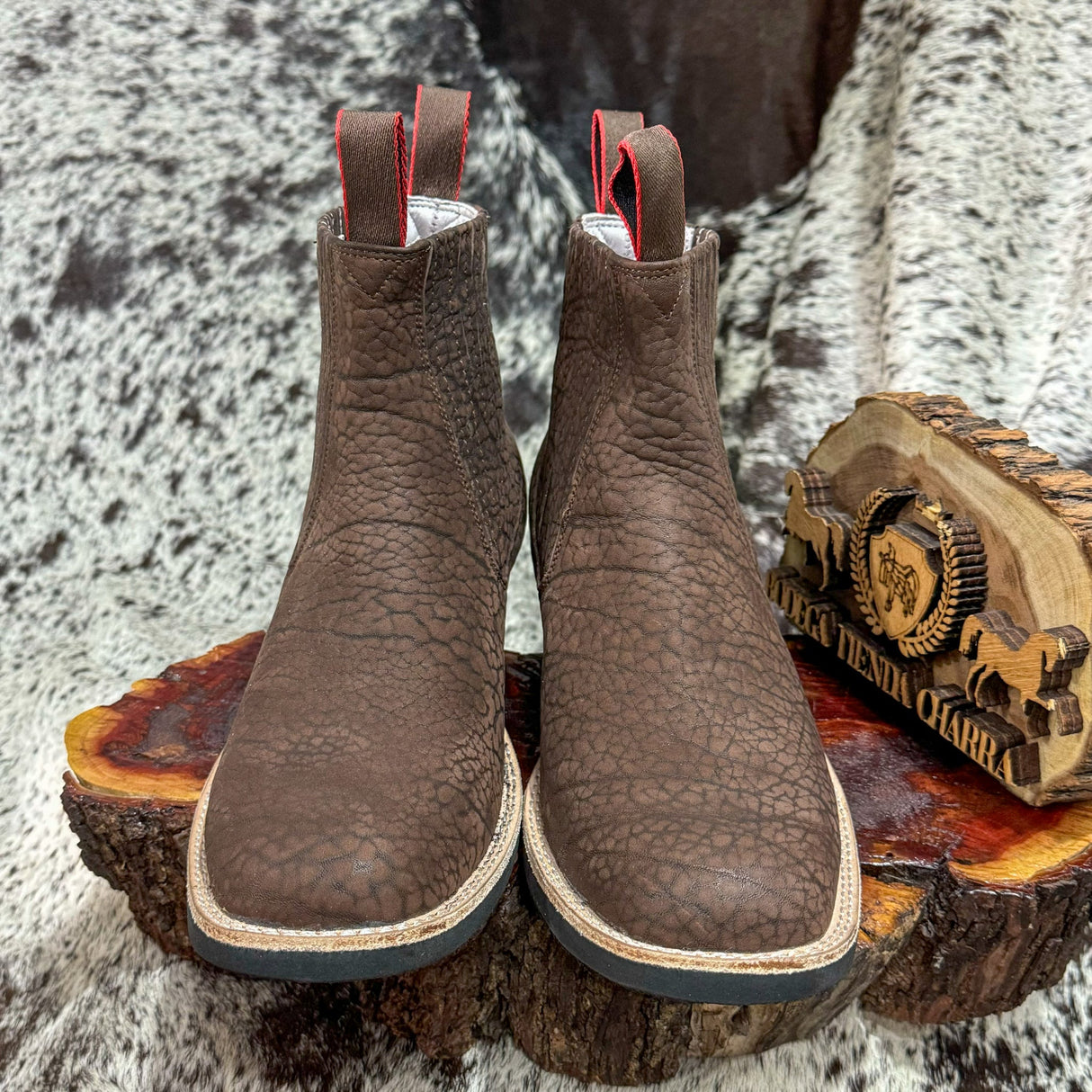 Botin en cuello de toro, horma de pato, color oscuro Suela Anti - derrapante - Tiendacharra.com - Bodega Tienda Charra