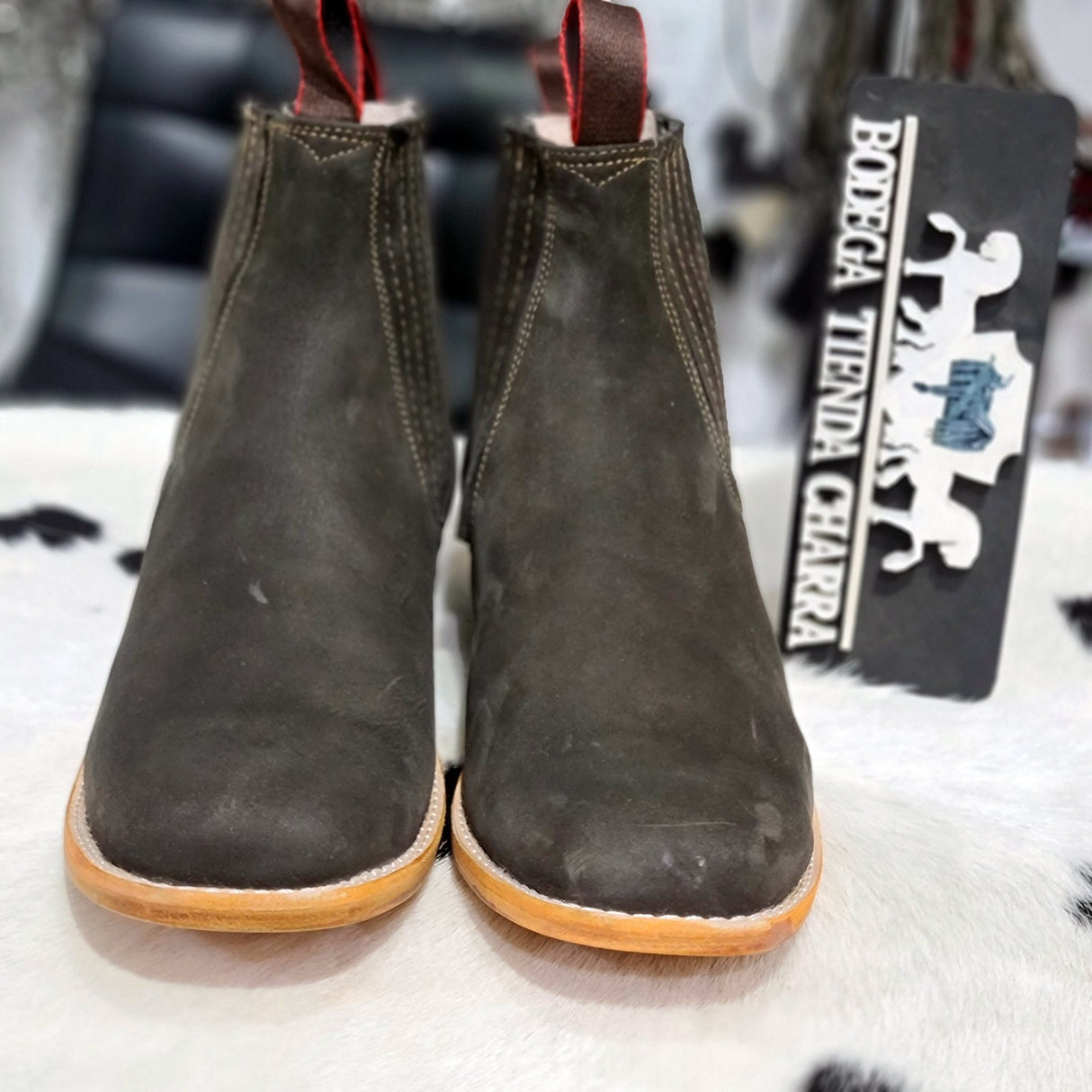 Botin horma de pato, color Nobuk Chocolate - Tiendacharra.com - Bodega Tienda Charra