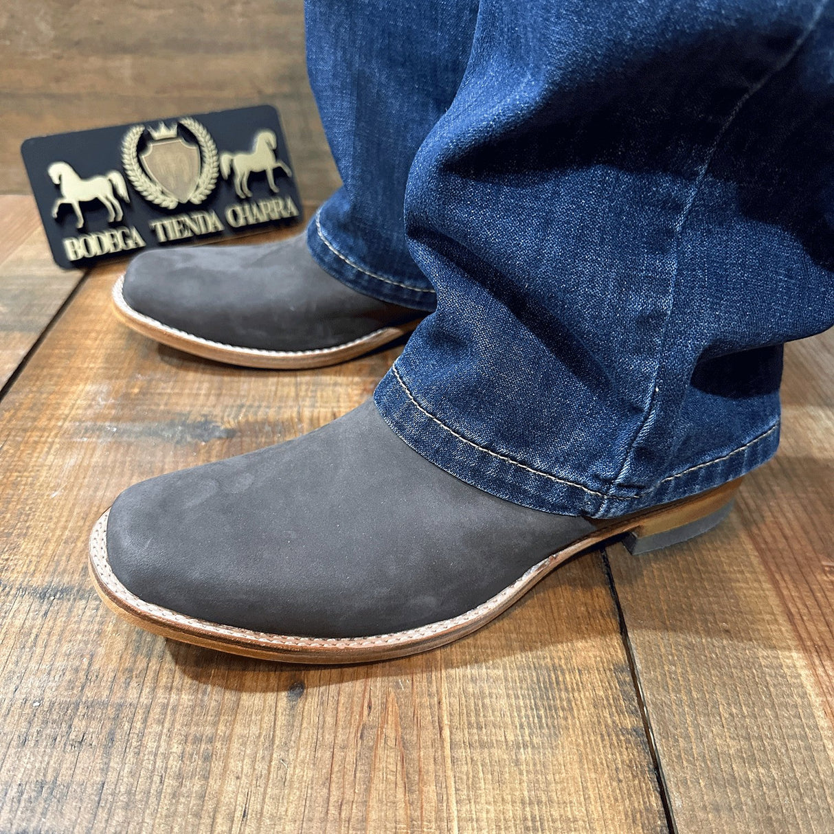 Botin horma de pato, color Nobuk Chocolate - Tiendacharra.com - Bodega Tienda Charra