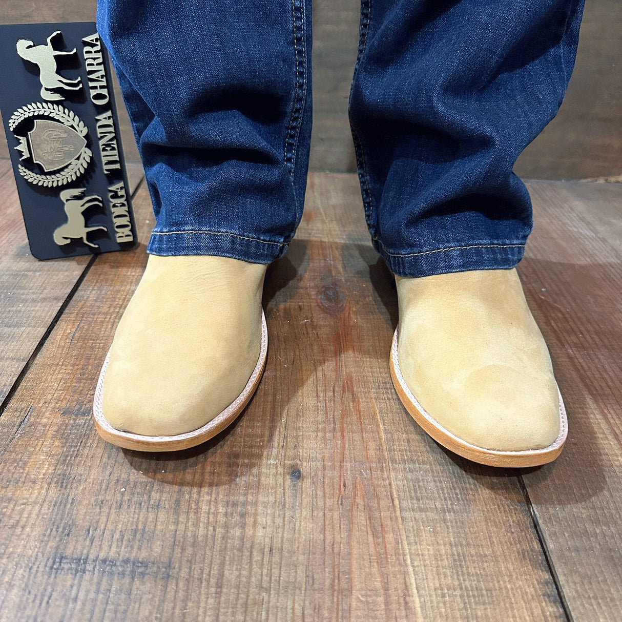 Botin horma de pato, color Nobuk Oro - Tiendacharra.com - Bodega Tienda Charra