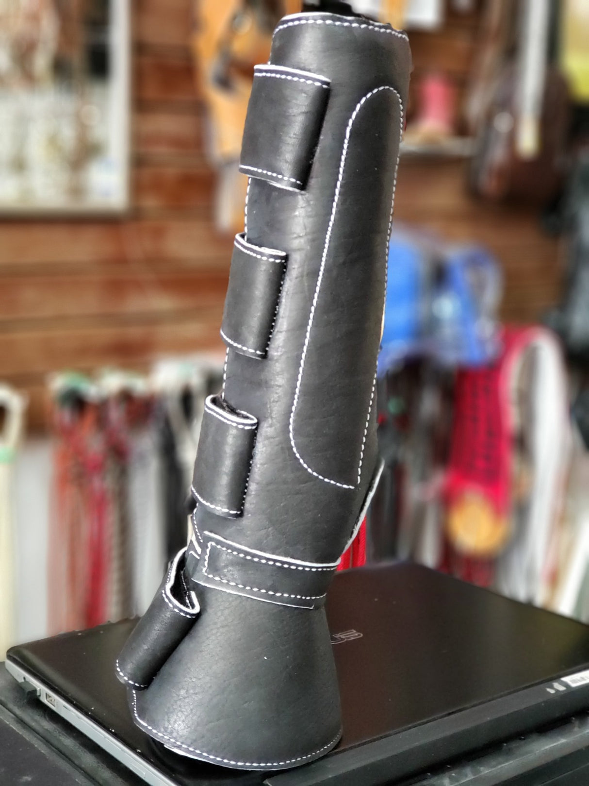 Canillera Fina CHT con Velcro (protecciones manos) Negras - Tiendacharra.com - Bodega Tienda Charra