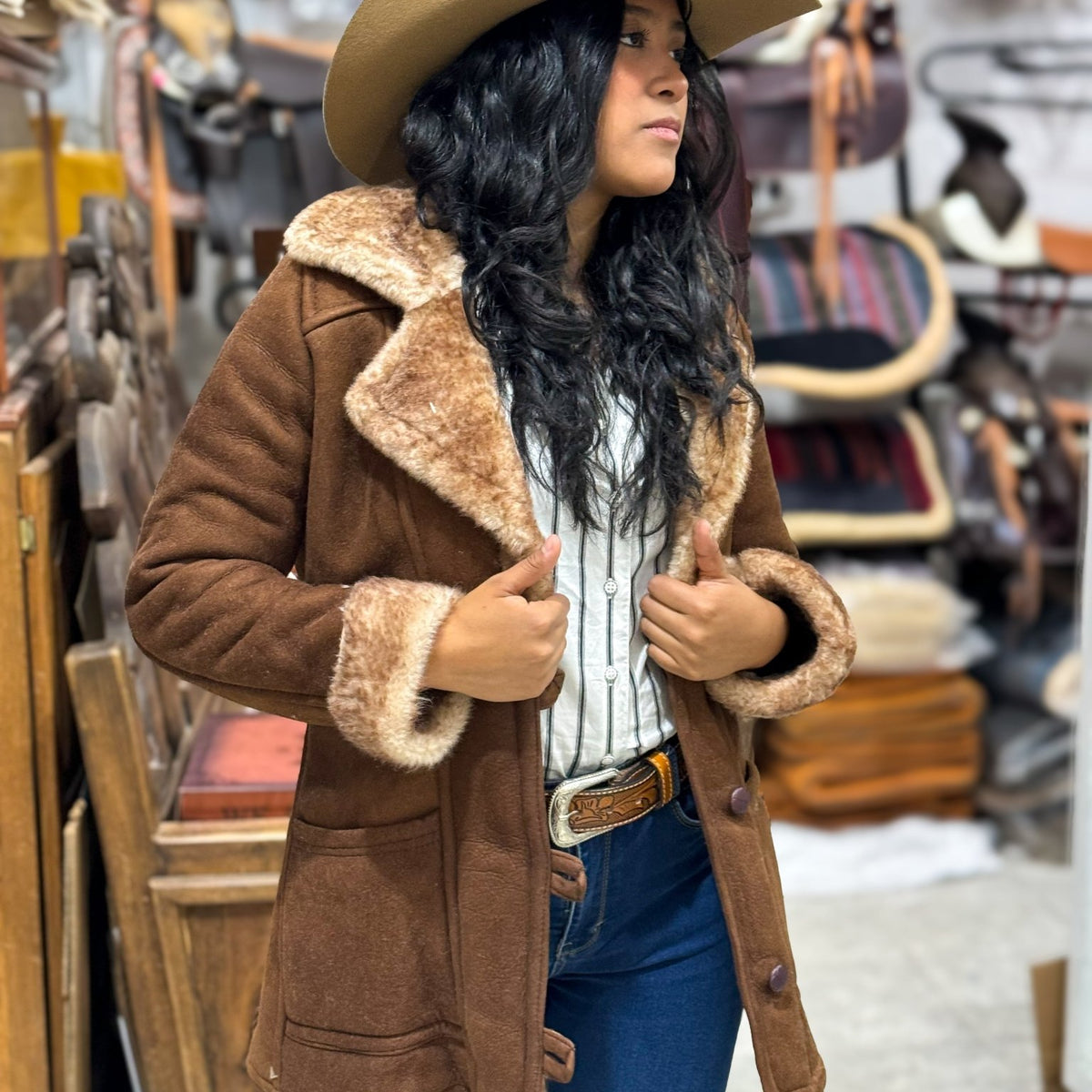 Chamarra modelo Dakota piel de borrego cazadora –