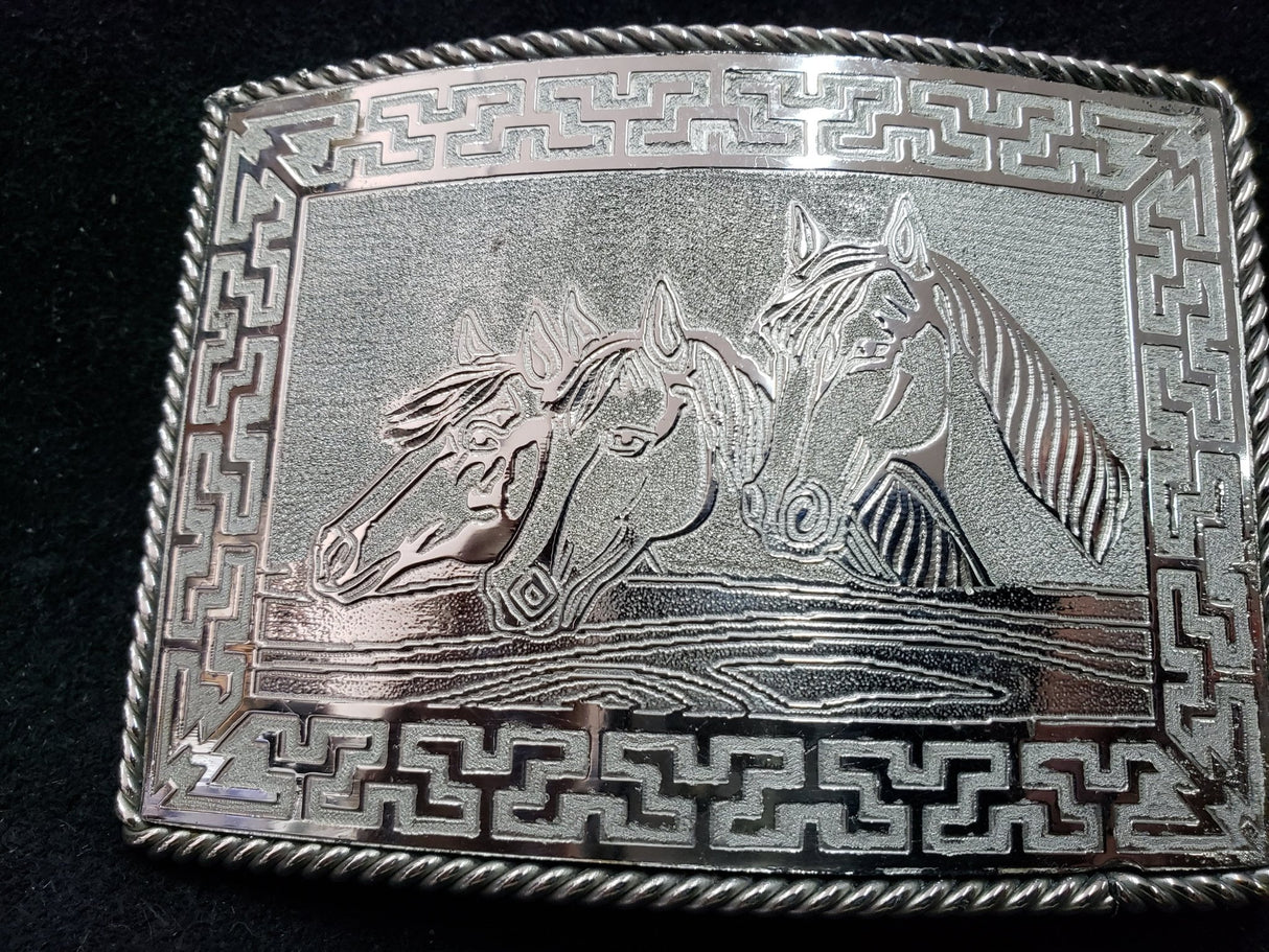 Hebilla escarbada modelo Tres Potrillos - Tiendacharra.com - Bodega Tienda Charra
