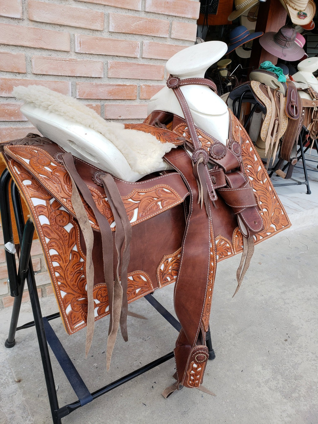 Montura charra cincelada, asiento de borrega natural - Tiendacharra.com - Bodega Tienda Charra