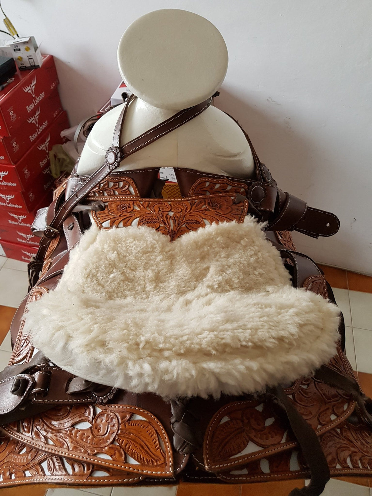 Montura charra cincelada, asiento de borrega natural - Tiendacharra.com - Bodega Tienda Charra