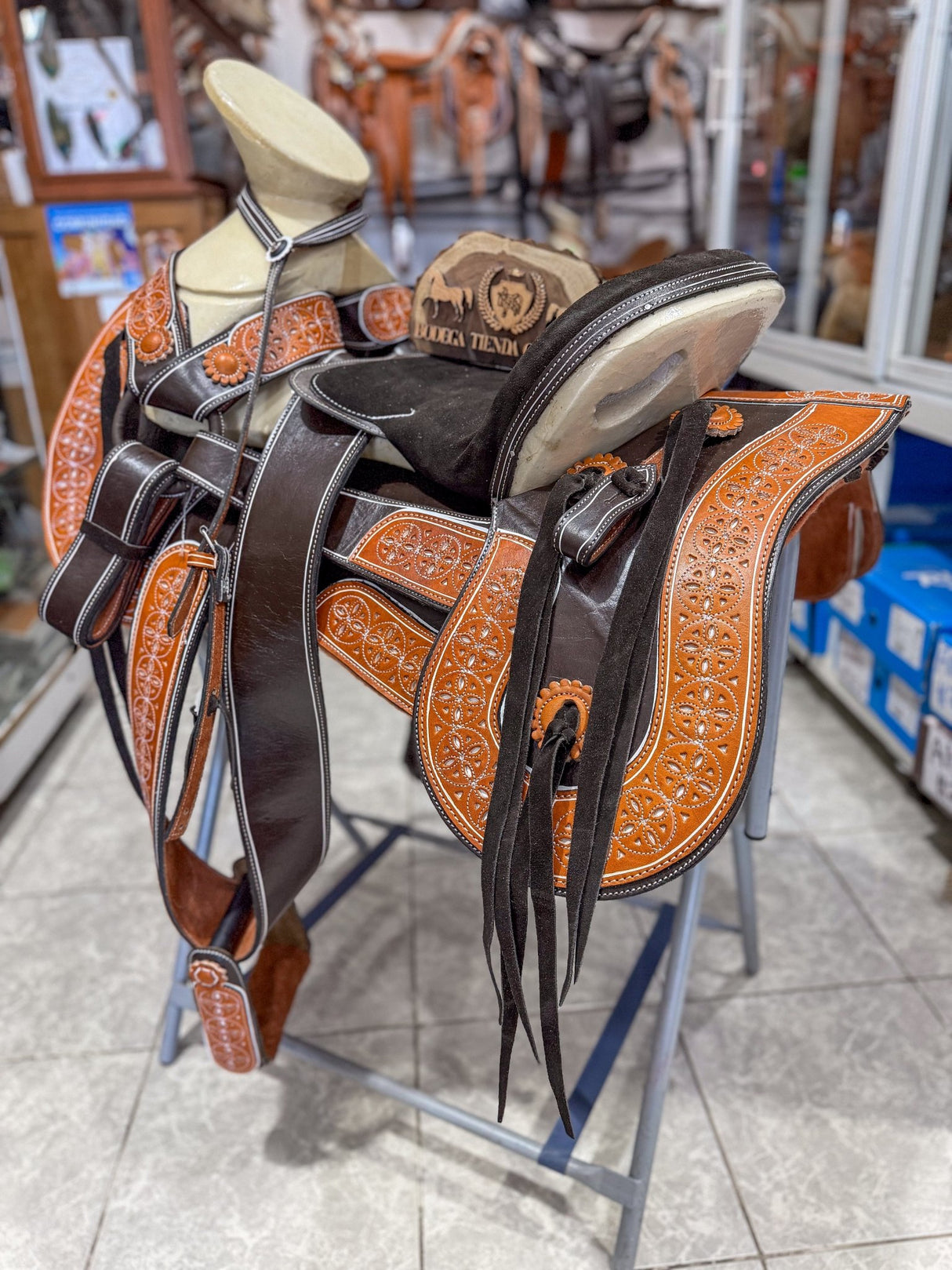 Montura Charra Colita de Pato con Cantinas Desmontables | Color Chocolate | Diseño de Esferas - Tiendacharra.com - Bodega Tienda Charra