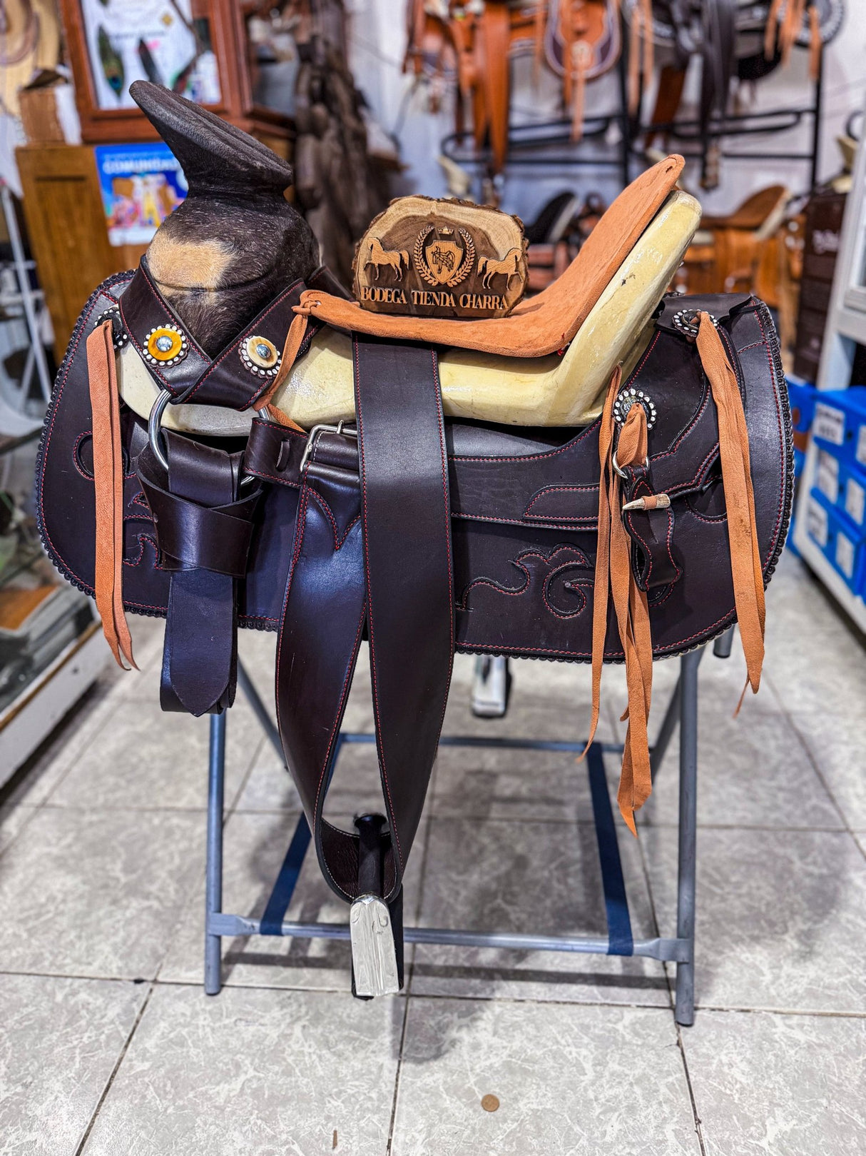 Montura charra vino profundo en cuero látigo americano – edición especial - Tiendacharra.com - Bodega Tienda Charra
