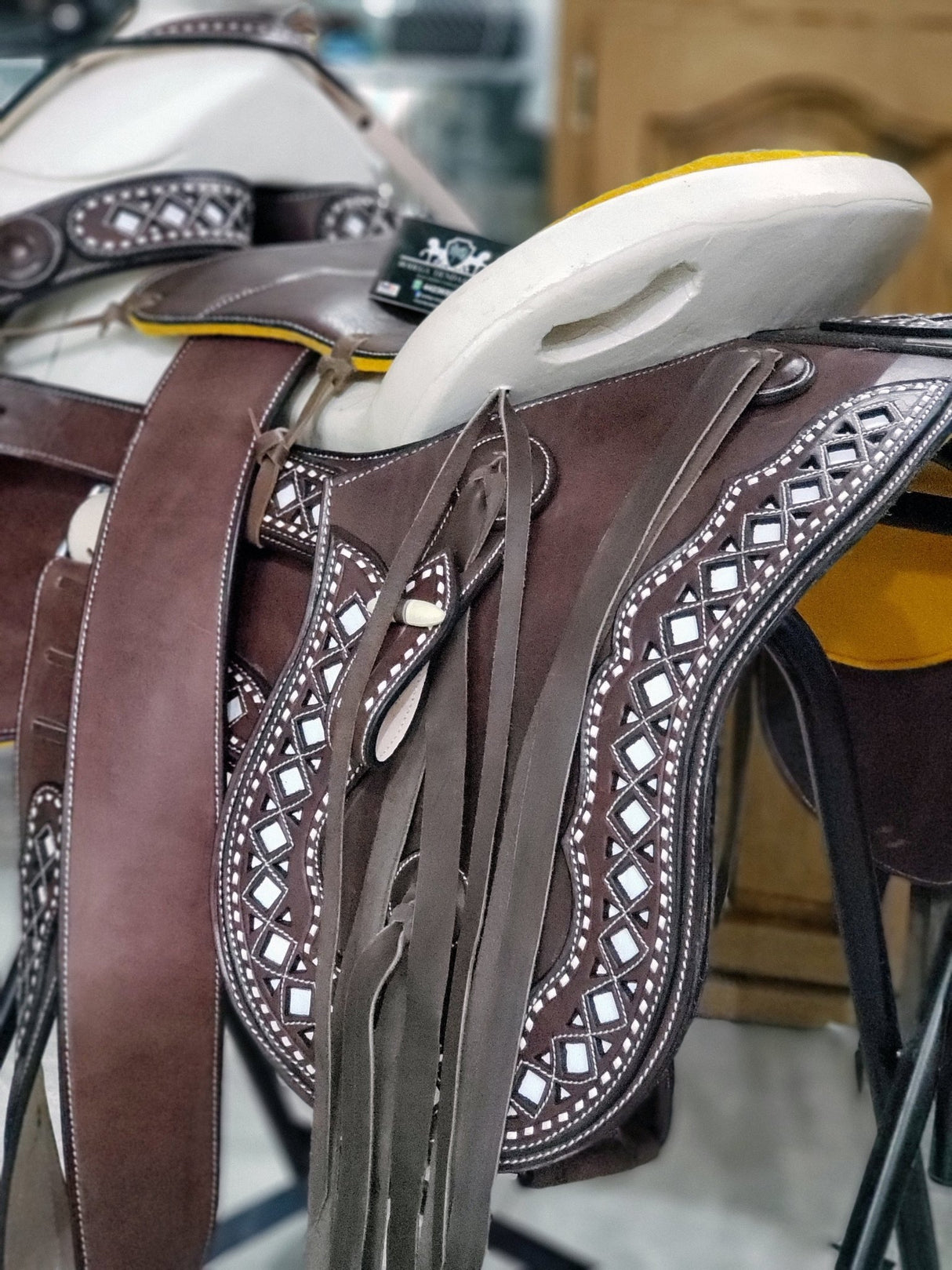Montura jaraneada encorrellada cuero de chivo (color chocolate) - Tiendacharra.com - Bodega Tienda Charra