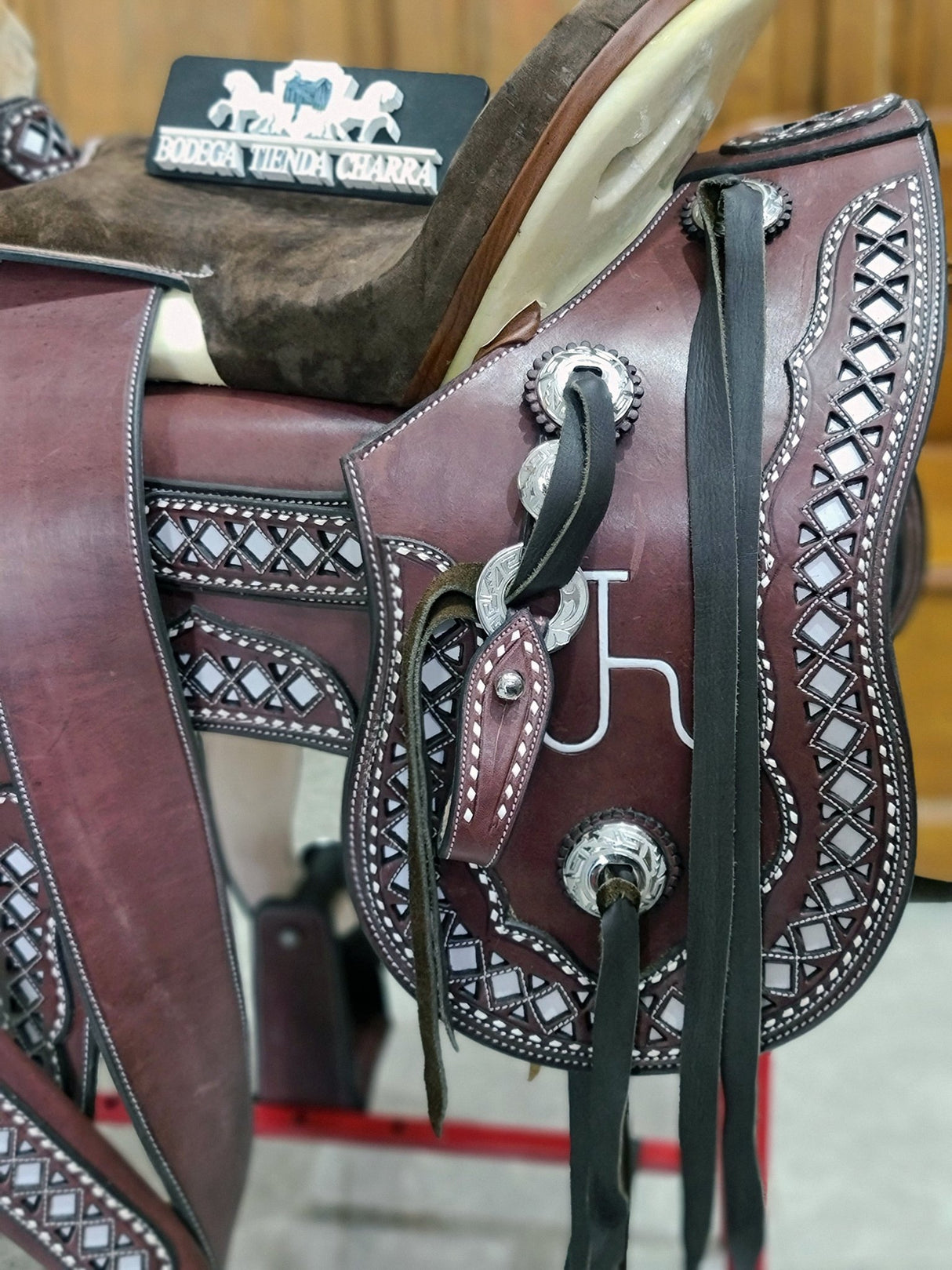 Montura jaraneada encorrellada cuero de chivo (personalizada) - Tiendacharra.com - Bodega Tienda Charra
