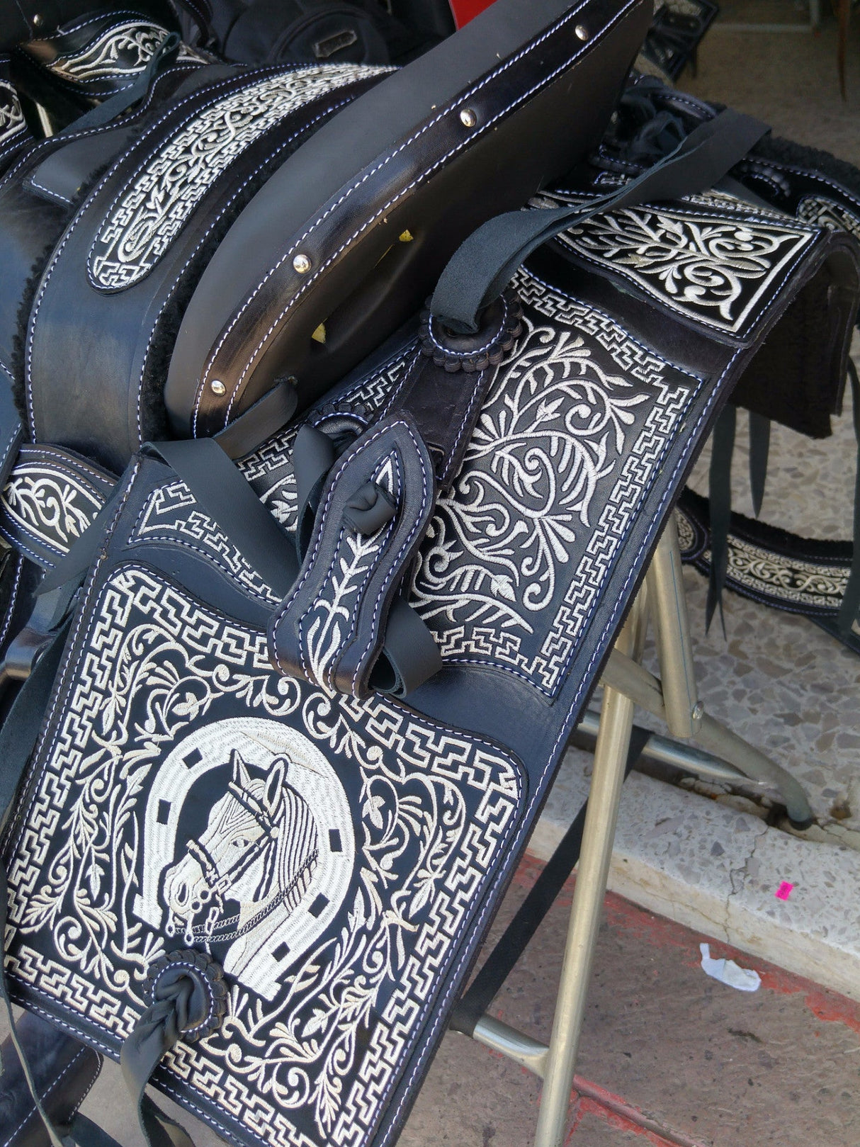 Silla charra bordada "cara de caballo" negra. - Tiendacharra.com - Bodega Tienda Charra