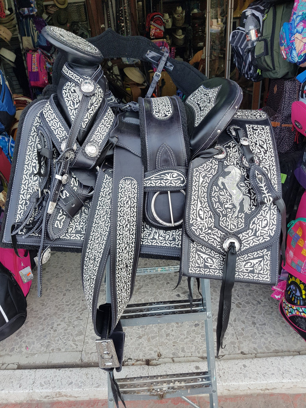 Silla charra bordada "Relincho" negra (con herraje) - Tiendacharra.com - Bodega Tienda Charra