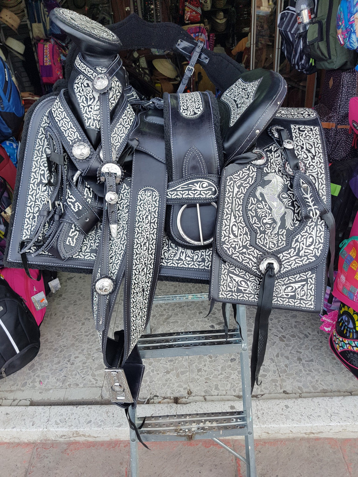 Silla charra bordada "Relincho" negra (con herraje) - Tiendacharra.com - Bodega Tienda Charra