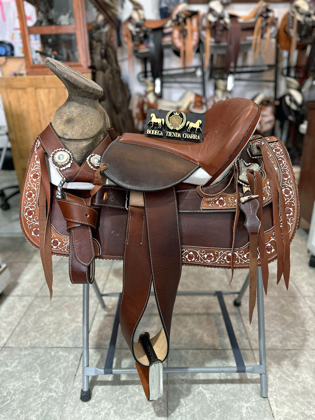 Silla charra cincelada a mano, herraje venado F16 OUTLET - Tiendacharra.com - Bodega Tienda Charra