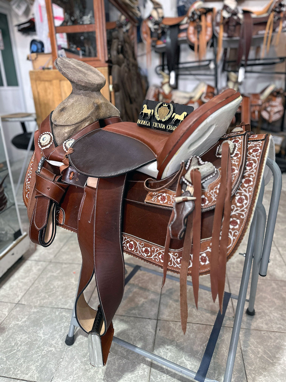 Silla charra cincelada a mano, herraje venado F16 OUTLET - Tiendacharra.com - Bodega Tienda Charra