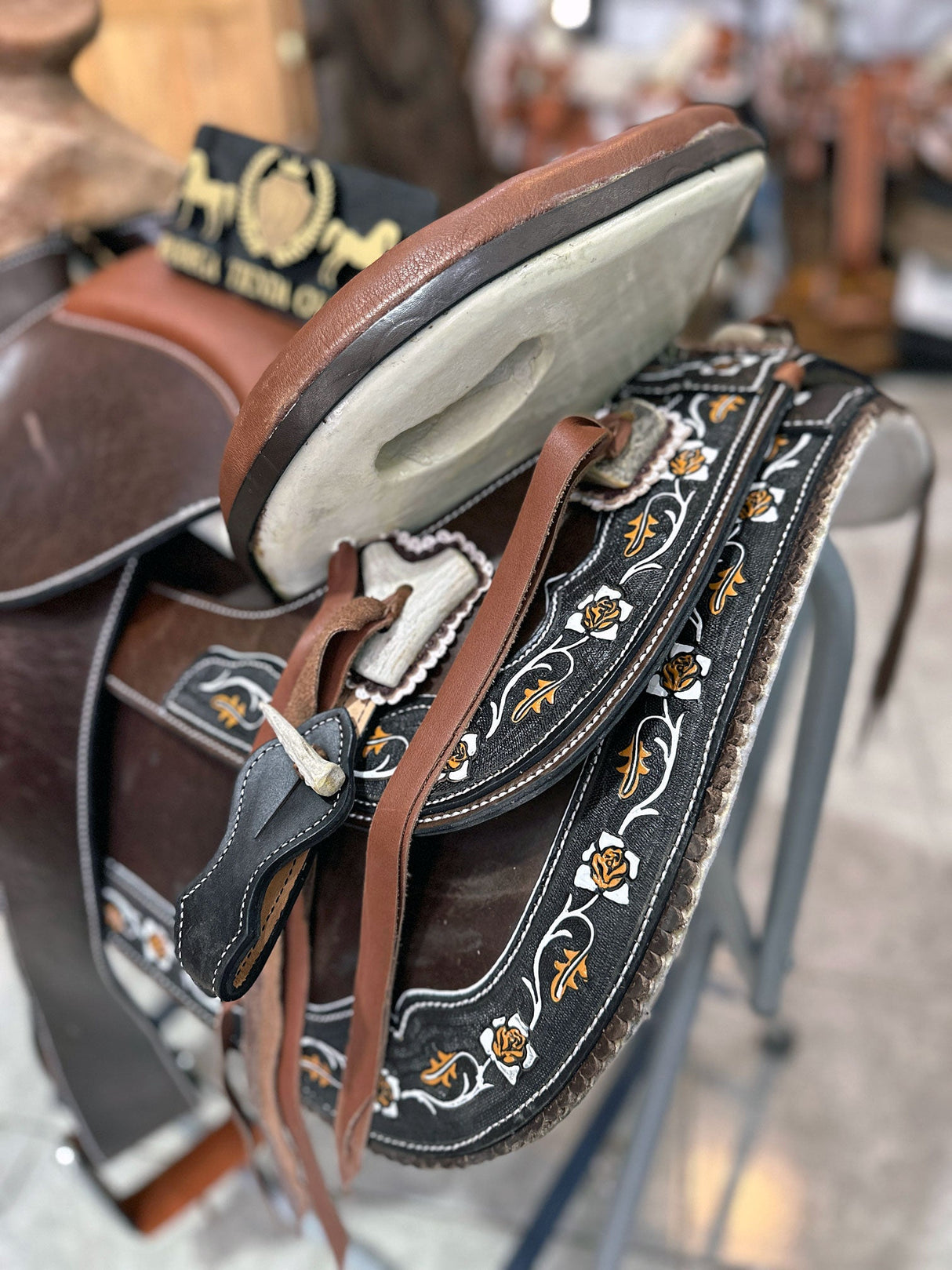 Silla charra cincelada a mano, herraje venado F16 OUTLET - Tiendacharra.com - Bodega Tienda Charra