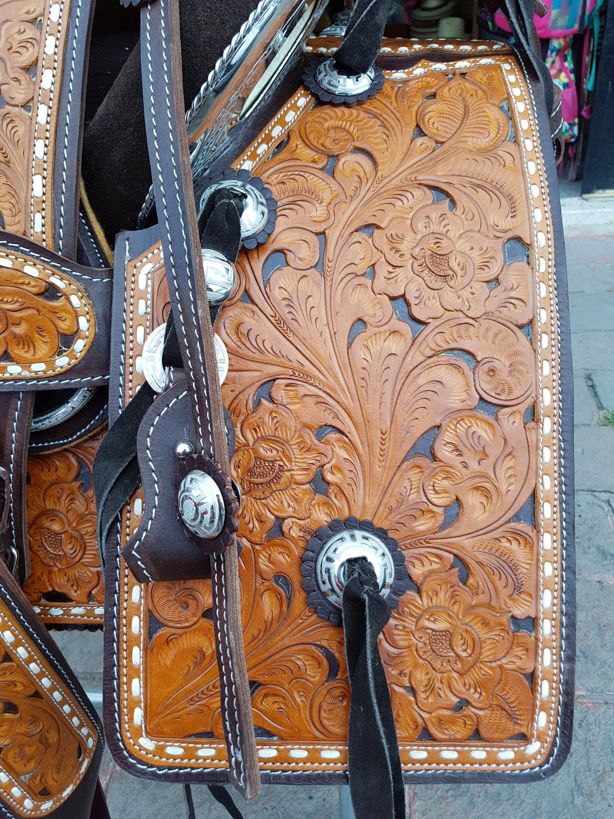 Silla charra cincelada y resacada, fuste de acero - Tiendacharra.com - Bodega Tienda Charra