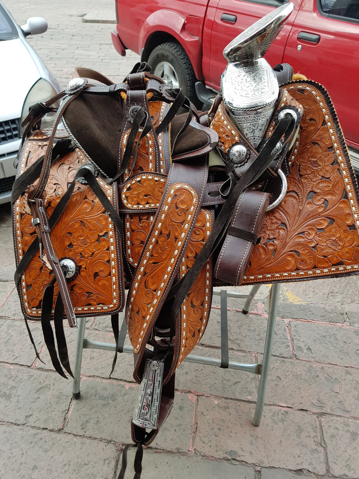 Silla charra cincelada y resacada, fuste de acero - Tiendacharra.com - Bodega Tienda Charra