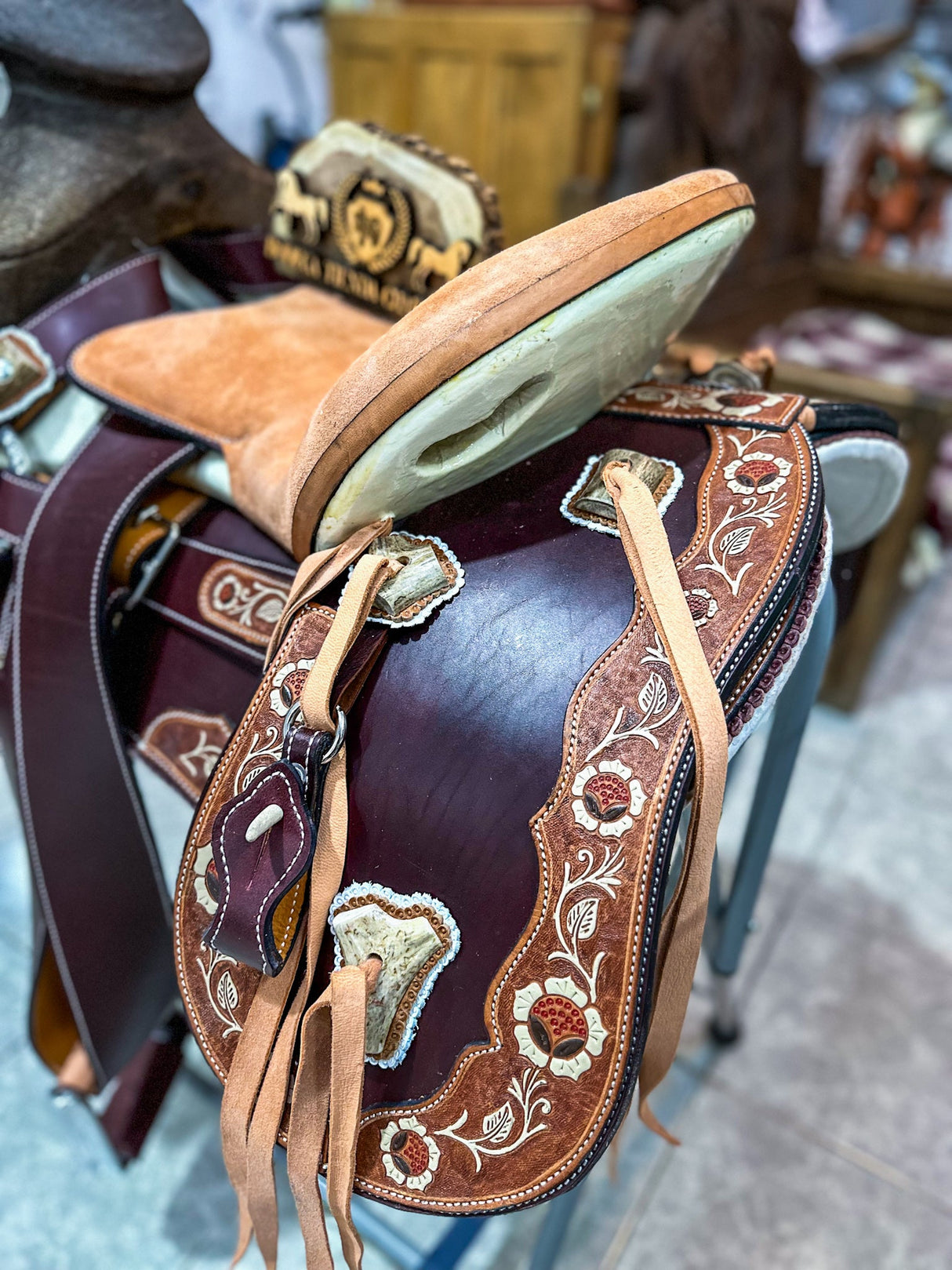 Silla charra cuero americano color vino, cincelada OUTLET - Tiendacharra.com - Bodega Tienda Charra