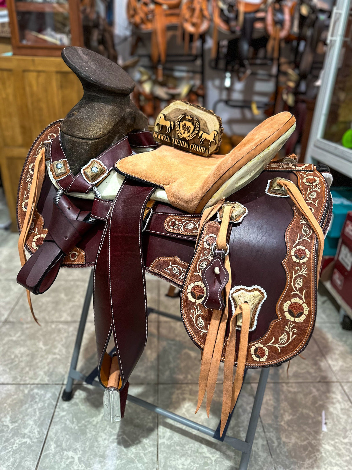 Silla charra cuero americano color vino, cincelada OUTLET - Tiendacharra.com - Bodega Tienda Charra