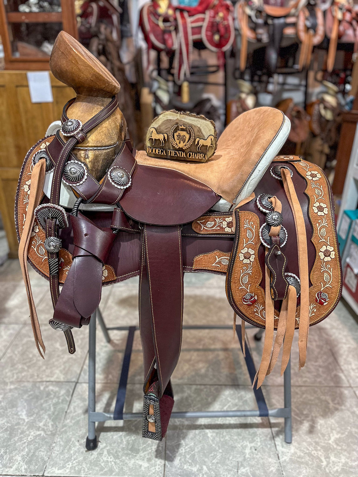 Silla charra cuero látigo cincelada, herraje pavonado OUTLET - Tiendacharra.com - Bodega Tienda Charra