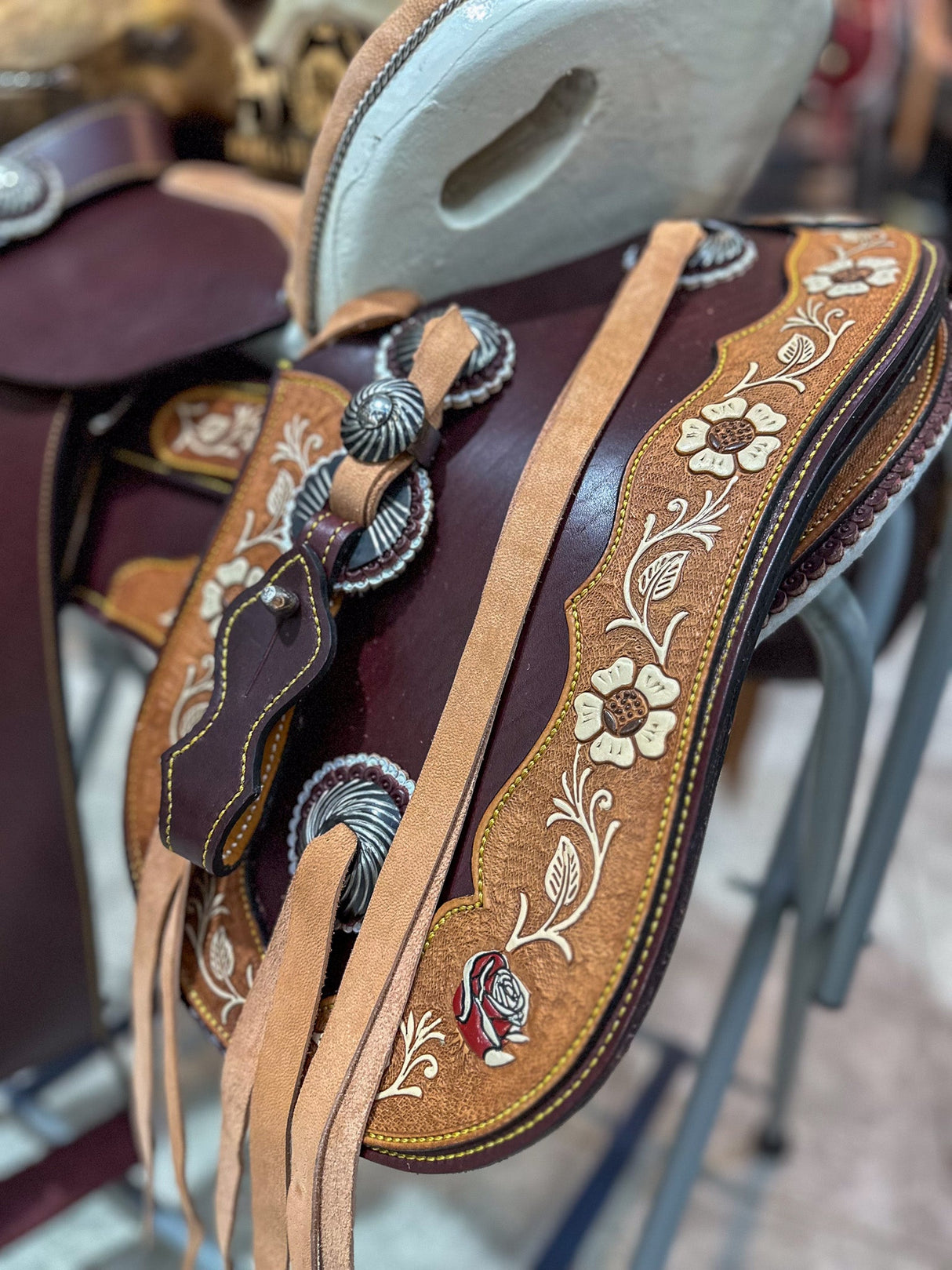 Silla charra cuero látigo cincelada, herraje pavonado OUTLET - Tiendacharra.com - Bodega Tienda Charra