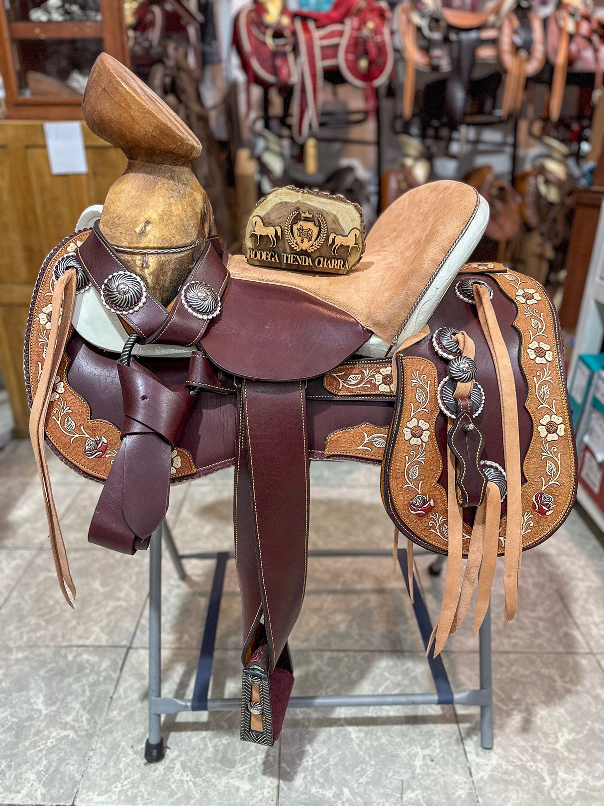 Silla charra cuero látigo cincelada, herraje pavonado OUTLET - Tiendacharra.com - Bodega Tienda Charra