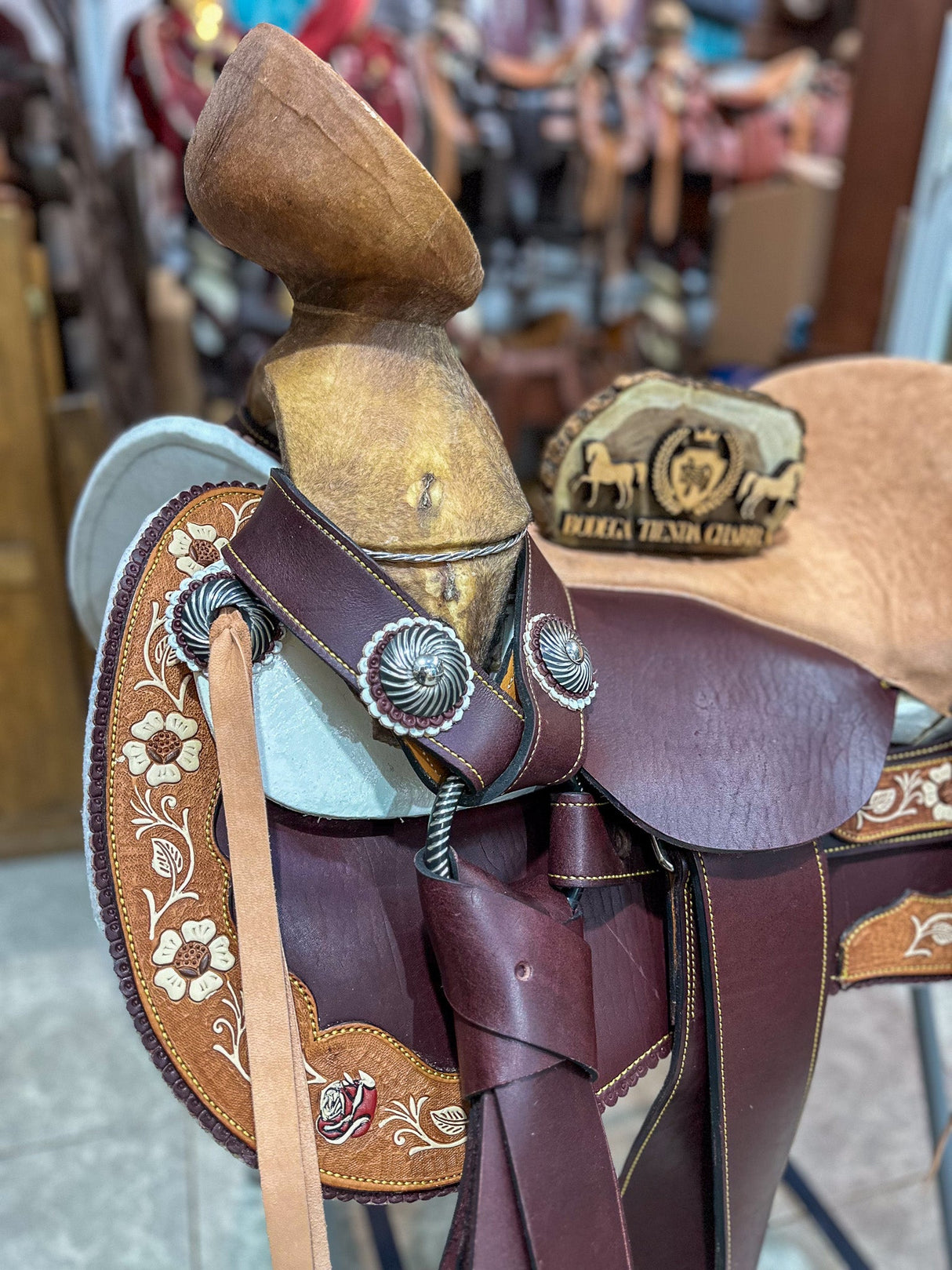 Silla charra cuero látigo cincelada, herraje pavonado OUTLET - Tiendacharra.com - Bodega Tienda Charra