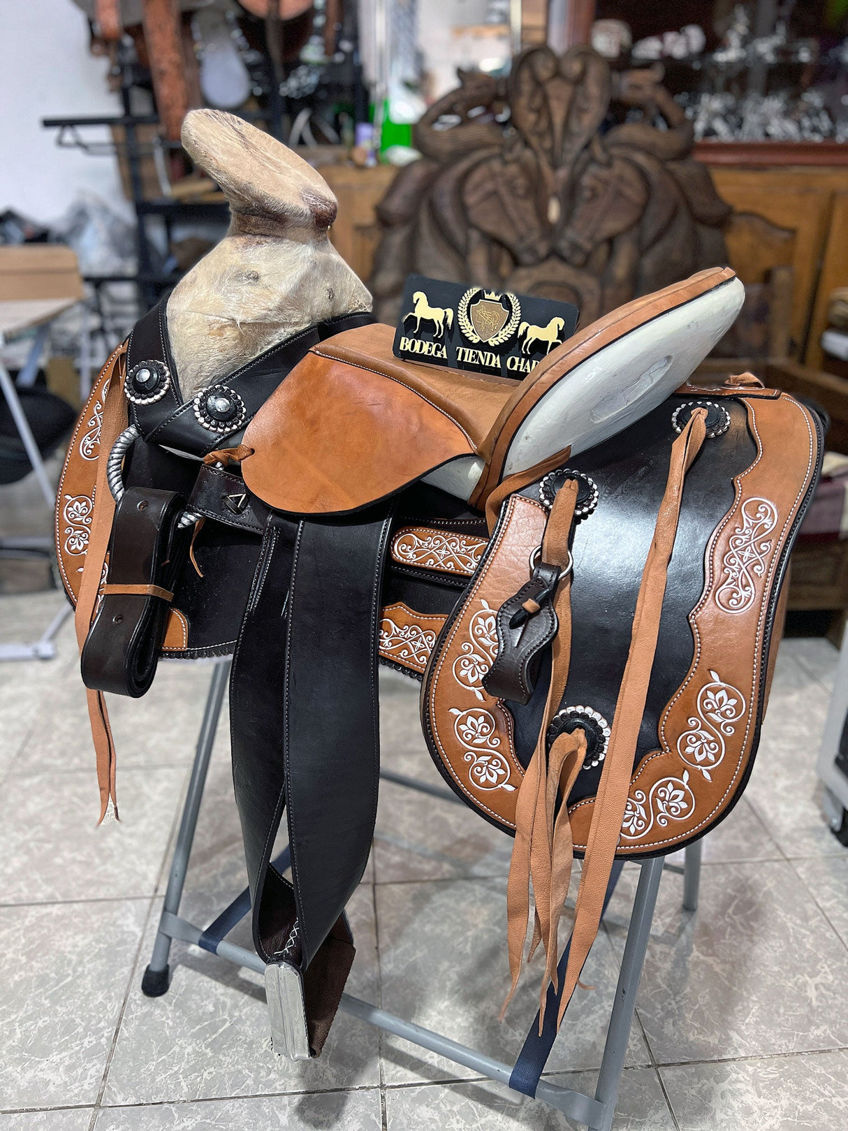 Silla charra en cuero látigo, cola de pato c.canela F16 OUTLET - Tiendacharra.com - Bodega Tienda Charra