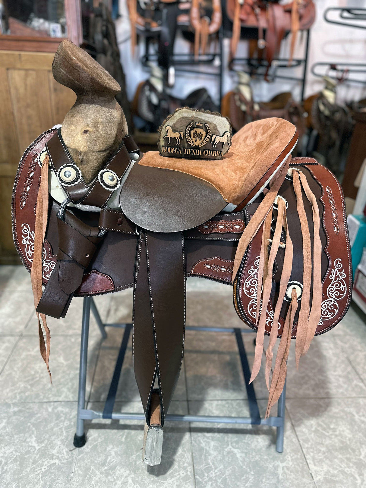 Silla charra en cuero látigo, colita de pato c.choco F16 OUTLET - Tiendacharra.com - Bodega Tienda Charra