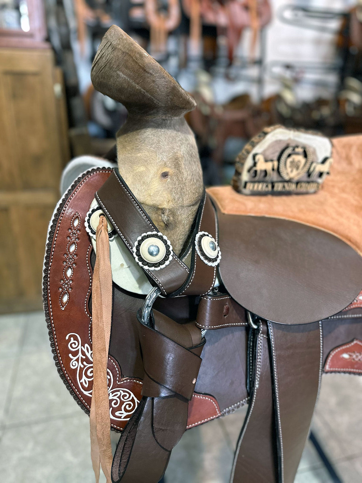 Silla charra en cuero látigo, colita de pato c.choco F16 OUTLET - Tiendacharra.com - Bodega Tienda Charra