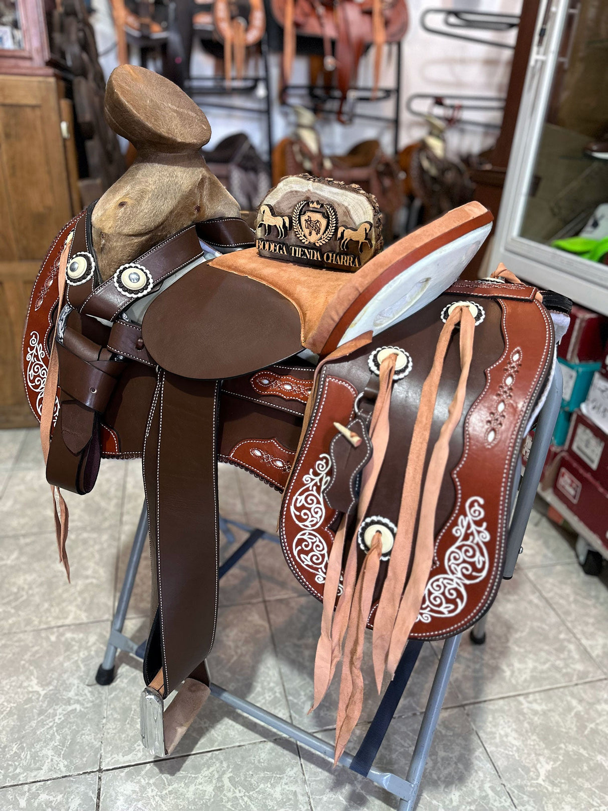 Silla charra en cuero látigo, colita de pato c.choco F16 OUTLET - Tiendacharra.com - Bodega Tienda Charra