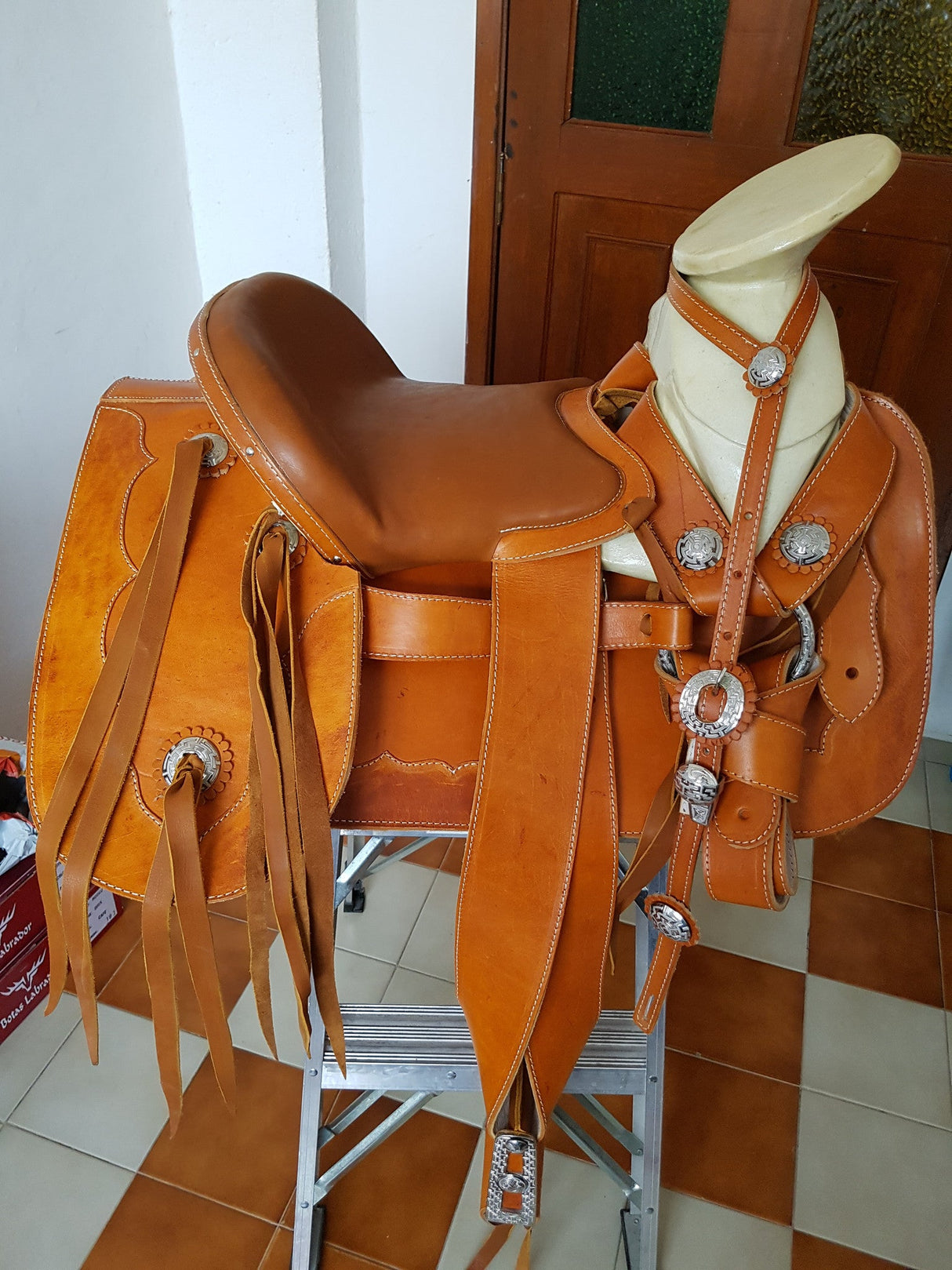 Silla charra, trabajo fino en vaqueta y piel - Tiendacharra.com - Bodega Tienda Charra