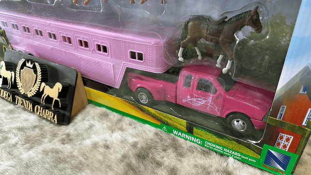 Camioneta RAM rosa con remolque cuello de ganso