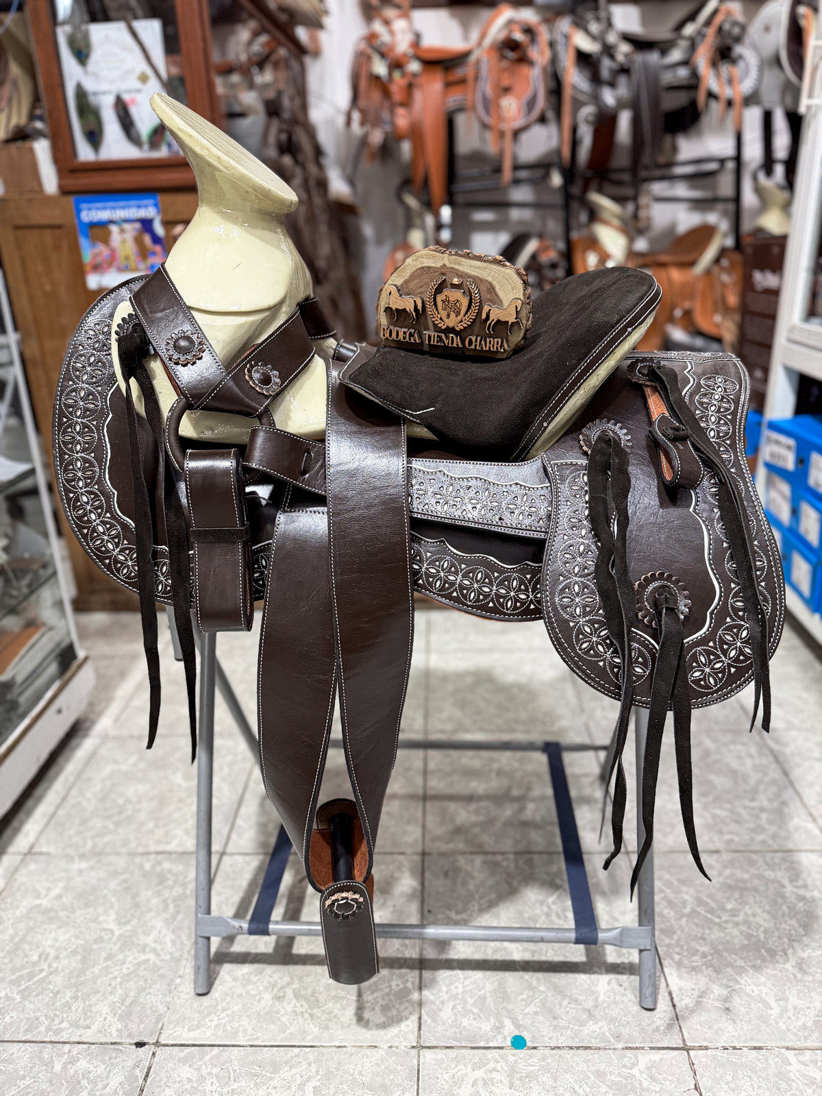 Montura Charra Colita de Pato con Cantinas Desmontables | Combinada | Diseño de Esferas (Copia)