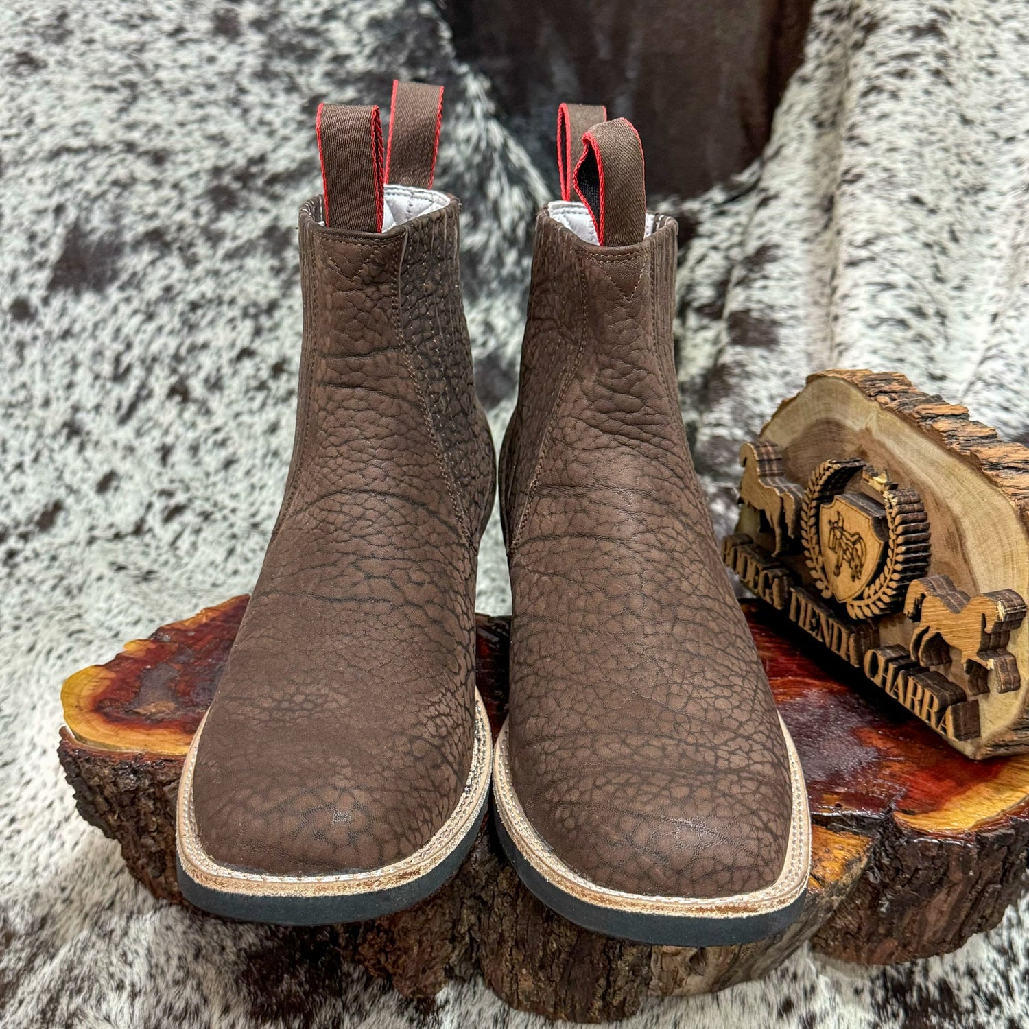 Botin en cuello de toro, horma de pato, color oscuro Suela Anti - derrapante - Tiendacharra.com - Bodega Tienda Charra