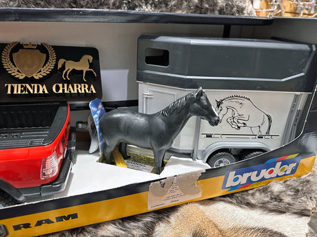 Camioneta RAM con traila y caballo BRUDER - Tiendacharra.com - Bodega Tienda Charra