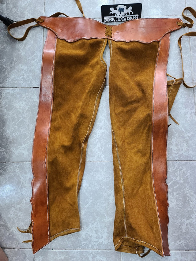 Chaparreras charras lisas (color oro camel) - Tiendacharra.com - Bodega Tienda Charra