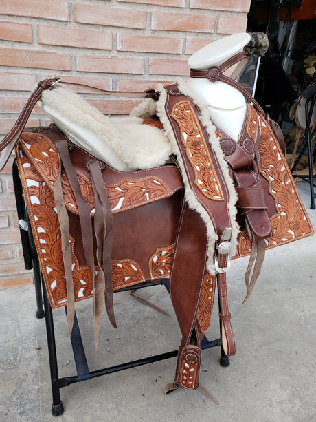 Montura charra cincelada, asiento de borrega natural - Tiendacharra.com - Bodega Tienda Charra