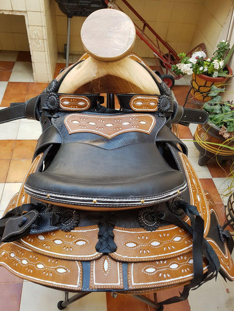 Montura charra cola de pato fuste mesquite - Tiendacharra.com - Bodega Tienda Charra
