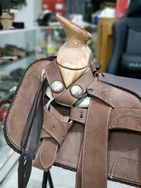 Montura charra fuste de mesquite, cuero volteado. - Tiendacharra.com - Bodega Tienda Charra