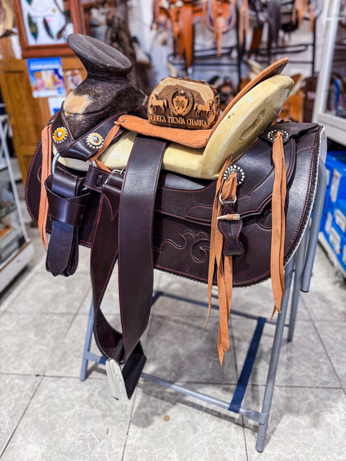 Montura charra vino profundo en cuero látigo americano – edición especial - Tiendacharra.com - Bodega Tienda Charra