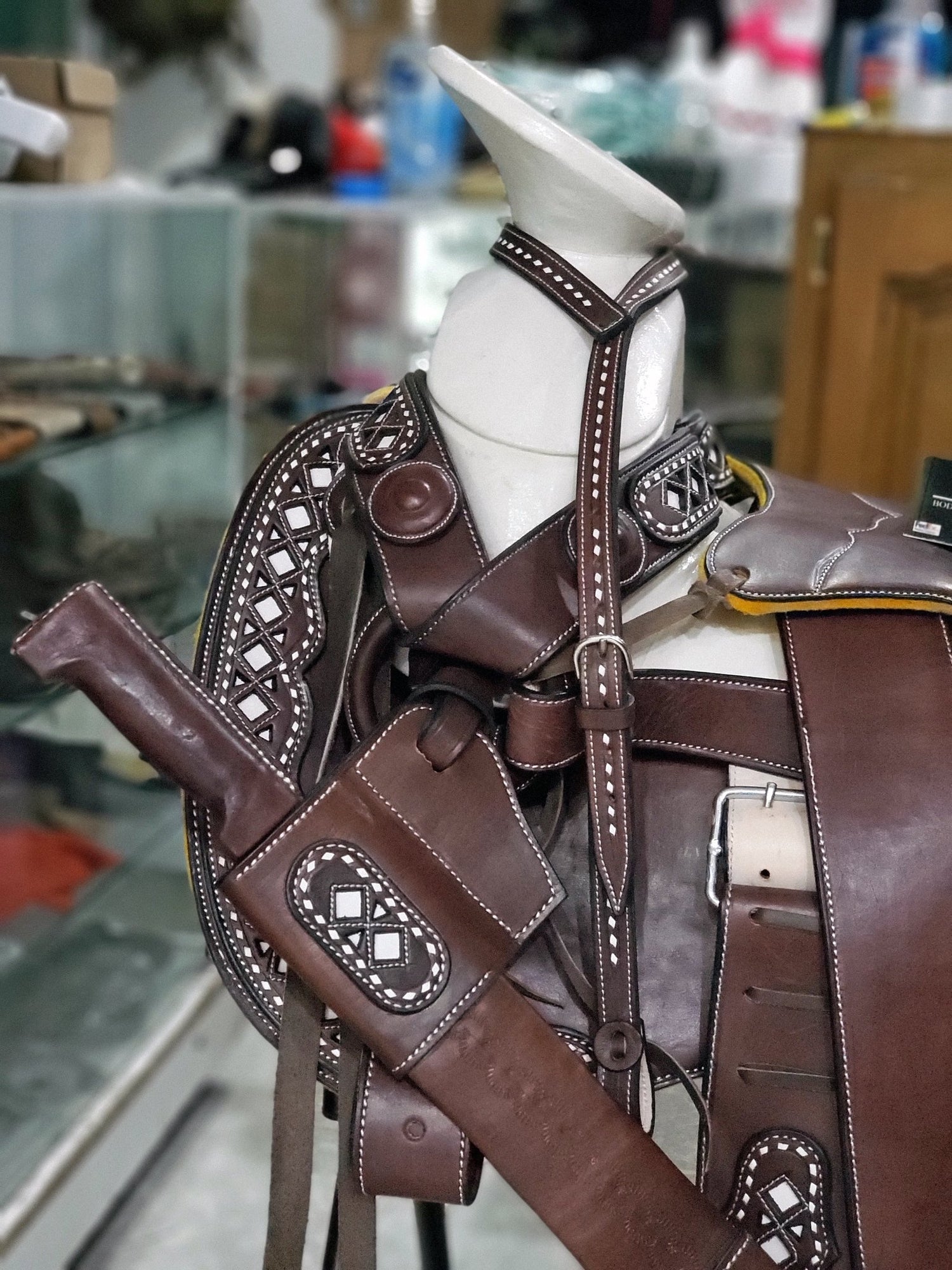 Montura jaraneada encorrellada cuero de chivo (color chocolate) - Tiendacharra.com - Bodega Tienda Charra