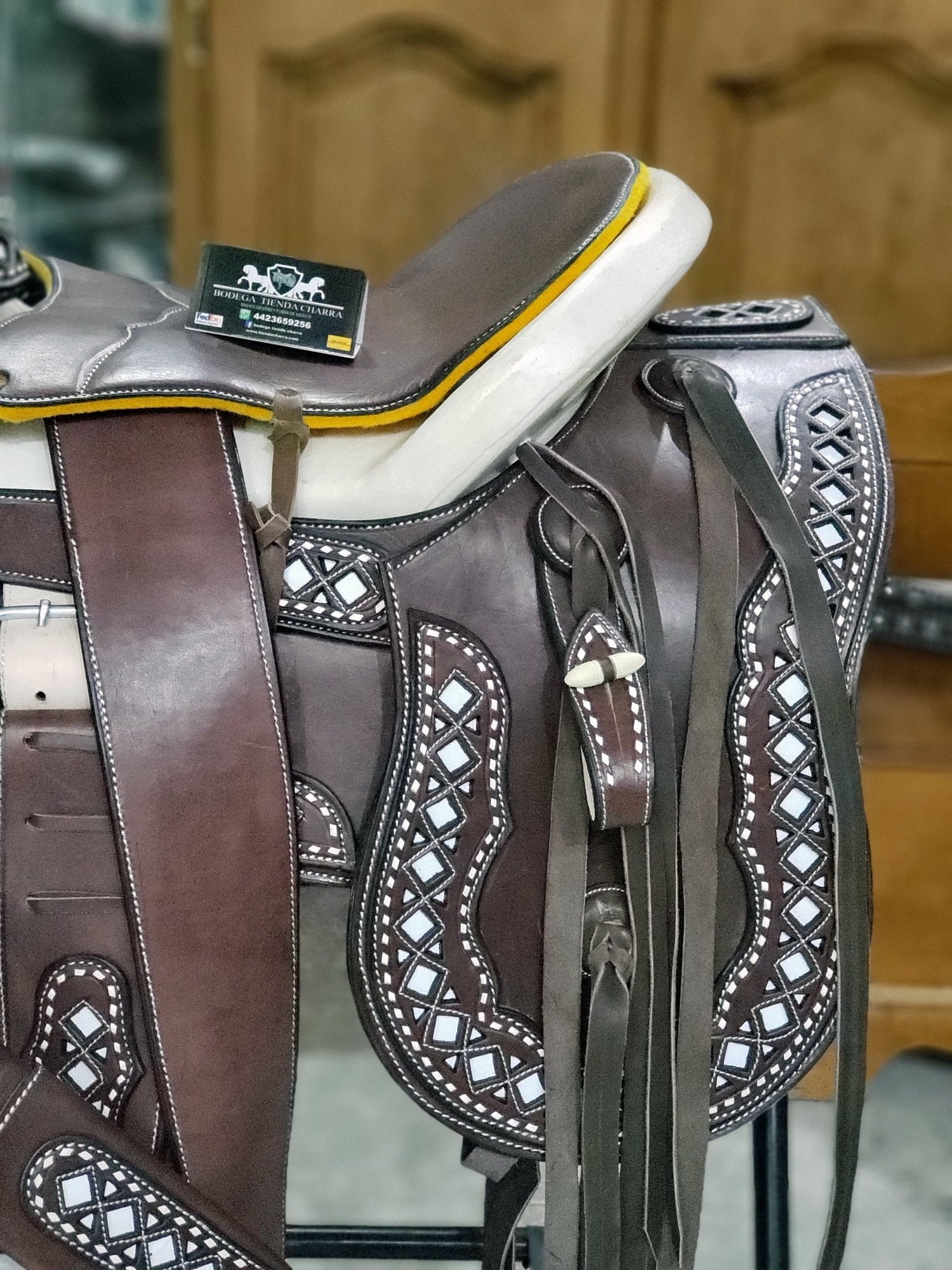 Montura jaraneada encorrellada cuero de chivo (color chocolate) - Tiendacharra.com - Bodega Tienda Charra