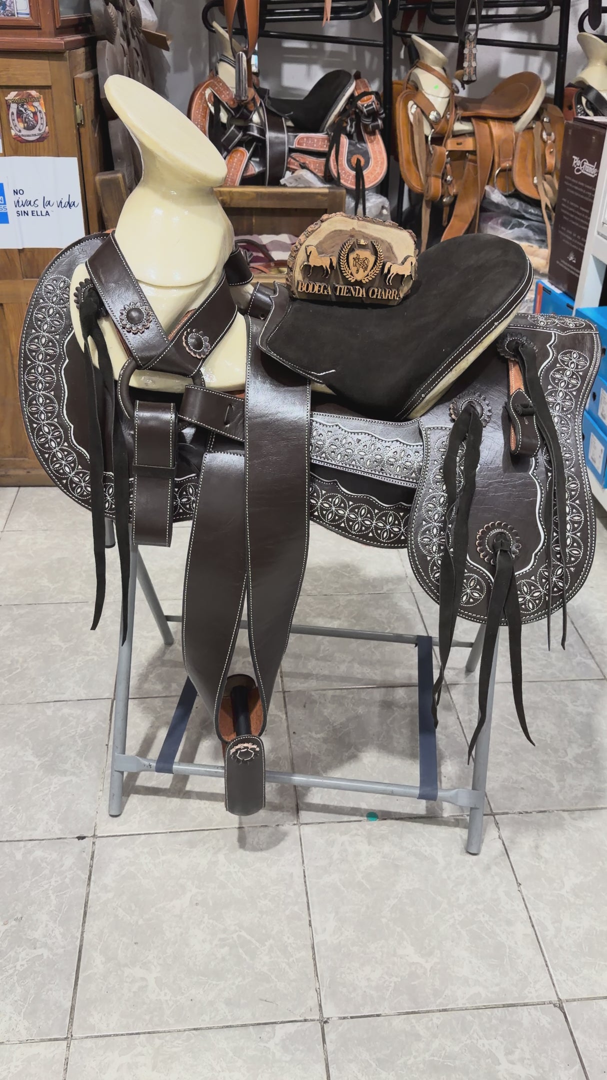 Montura Charra Colita de Pato con Cantinas Desmontables | Combinada | Diseño de Esferas (Copia)