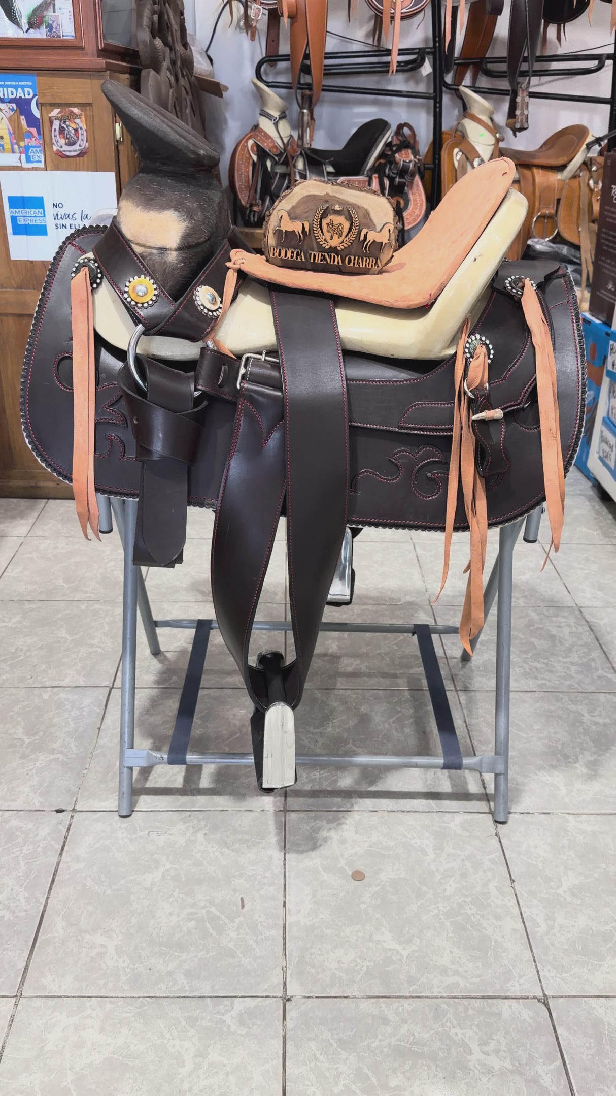 Montura charra vino profundo en cuero látigo americano – edición especial