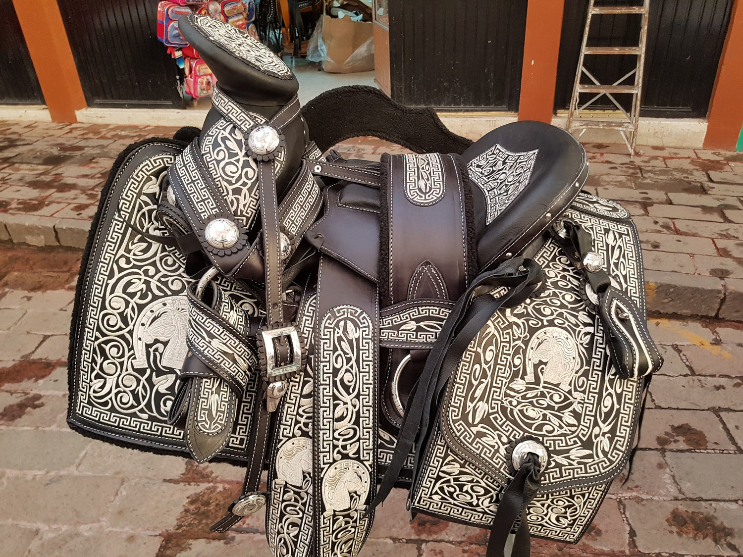 Selle pour chevaux avec étriers - Noir - Enfant - 13.99 Selle pour chevaux avec étriers - Noir - Enfant - 13.99