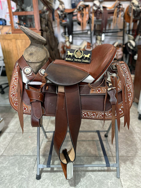 Silla charra cincelada a mano, herraje venado F16 OUTLET - Tiendacharra.com - Bodega Tienda Charra